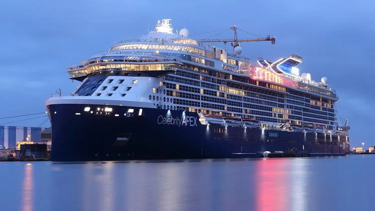 paquebot de nuit  avec magnifique lumière construit à St Nazaire