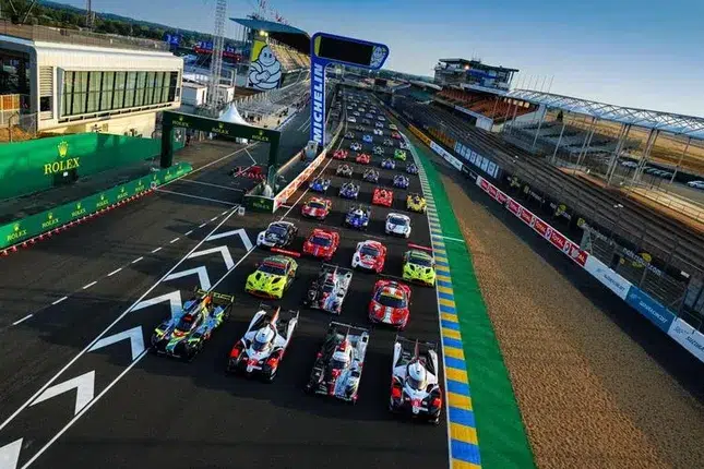 une course de voiture au 24h du mans 