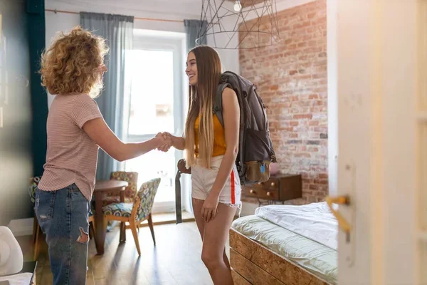  2 personnes se salut dans un appartement airbnb