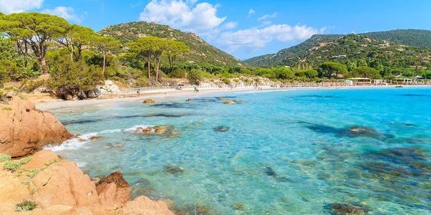 vue d'une plage paradisiaque  avec des voyageurs airbnb