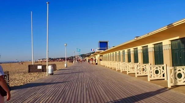 plage de deauville avec ses fameuses planches