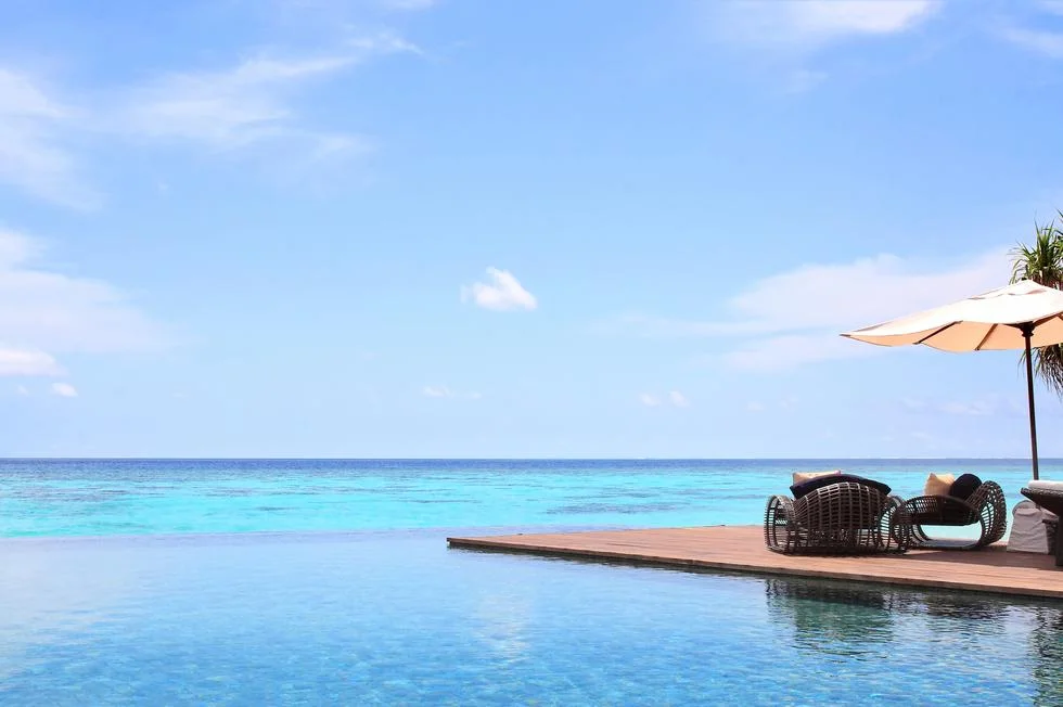 calme et sérénité  avec vue sur le piscine à débordement et la mer derrière