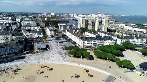 vue aérienne de la ville de saint nazaire et de la base des sousmarin