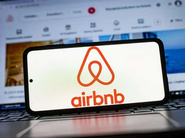 iphone avec logo airbnb dessus