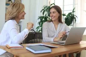 2 femmes discutent autour d'un ordinateur