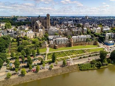 vue aérienne d'une ville de sarthe avec son beau cloché