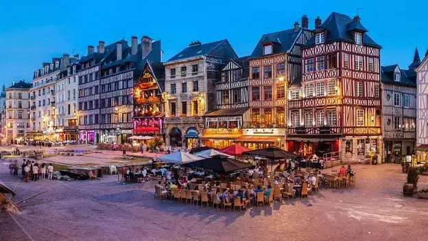 ville de rouen au crépuscule place du vieux marché